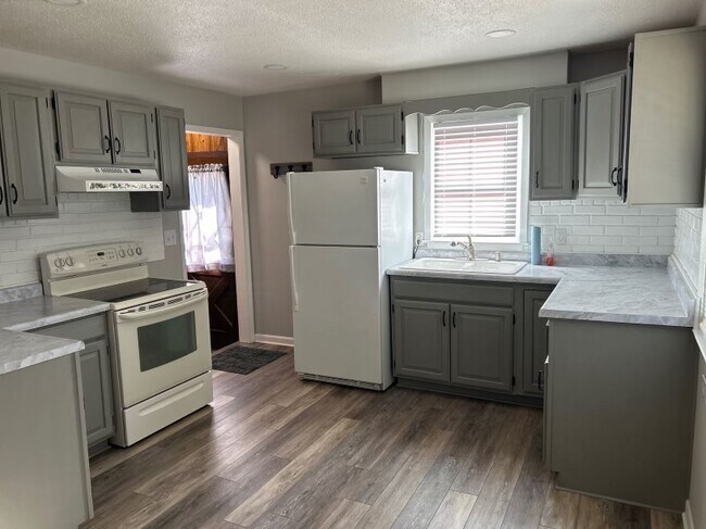 Building Photo - 108 N Lowell Ave