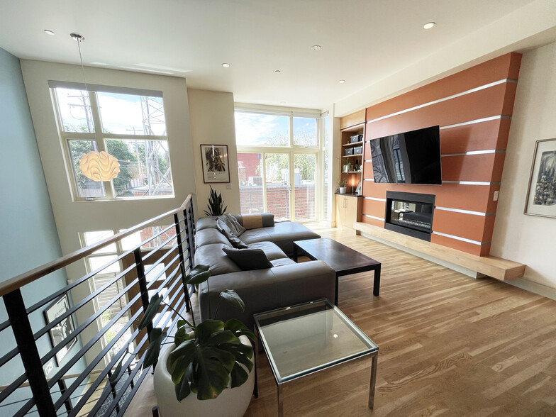 main level living area - 2516 N Washington St