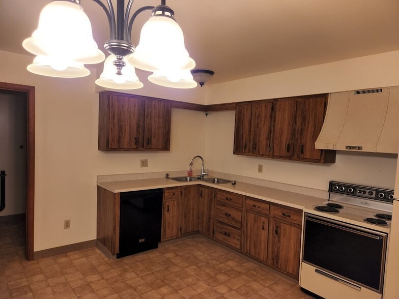 Kitchen - 301 E 1st Ave