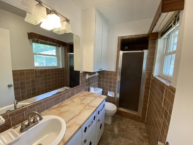 Building Photo - 1122 Rhonda Lee St
