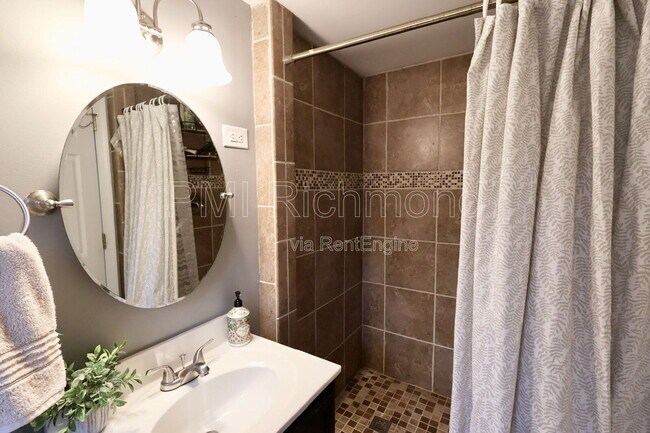 Building Photo - 3012 Elmbrook Rd