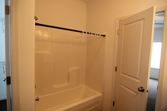 Building Photo - 4 bed/3 bath Split-foyer. Great Location!