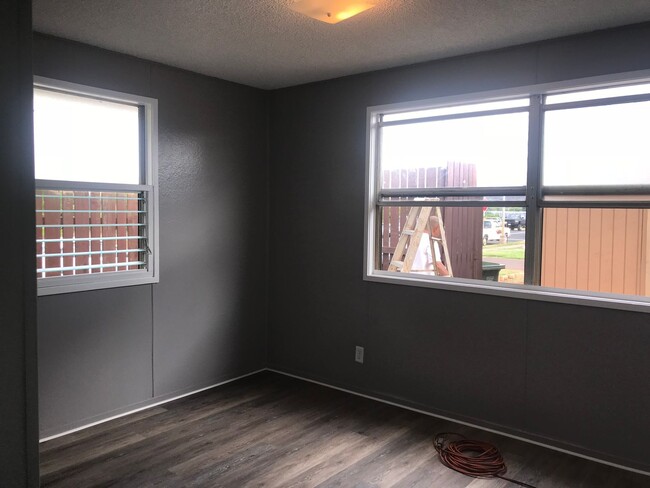 Building Photo - 3/1 Duplex | Single level home | 2 car car...