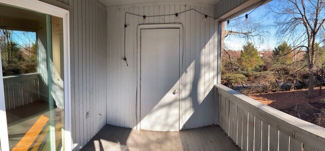 Building Photo - 2 Bedroom 1 Bath Condo with Private Deck in Hunters Chase