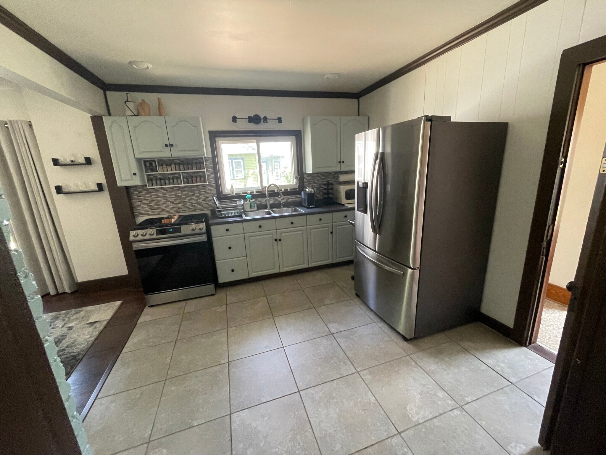 Kitchen - 141 Parkwood Ave