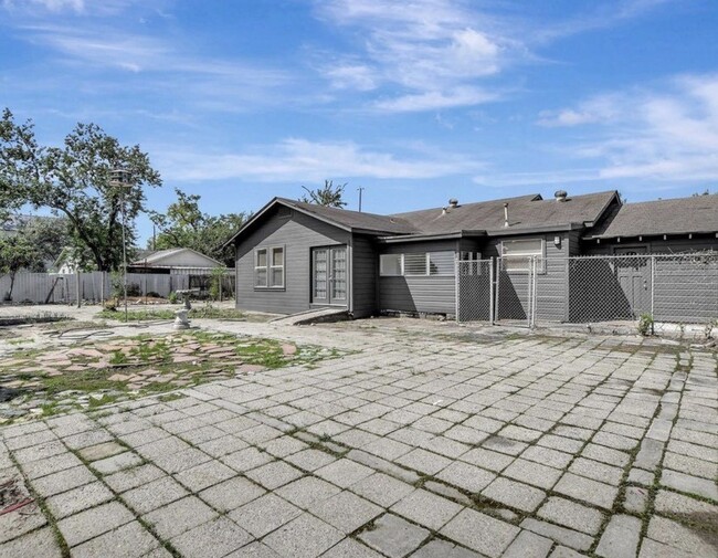 Building Photo - 2044 Thonig Rd