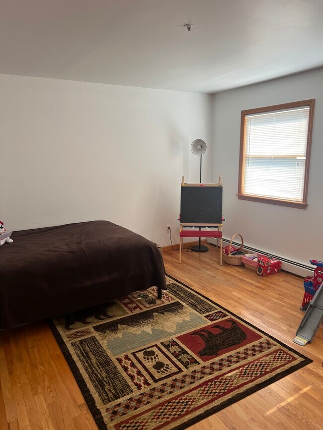 Building Photo - 33 Gainsborg Ave E