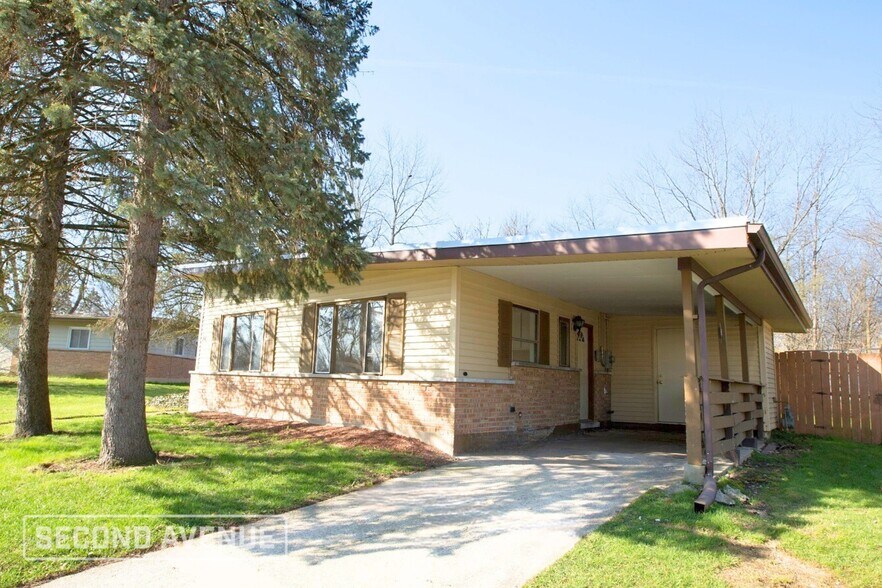 Primary Photo - 490 Shabbona Dr