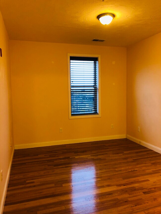 Building Photo - 100 Fellsway W