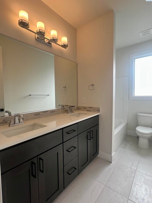 Building Photo - West Vinyard Estates 3 br plus den 4 car