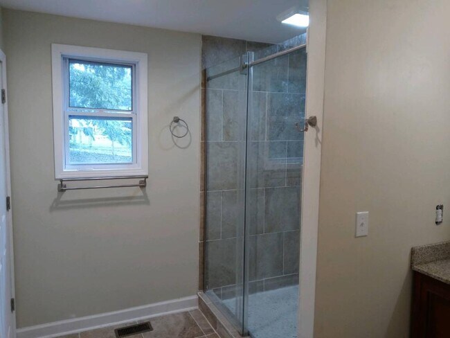 Master Bathroom - 1004 Bate Ave