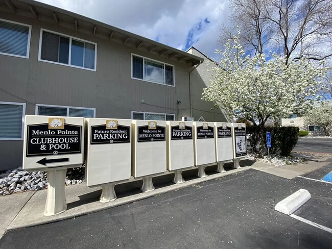 Building Photo - Menlo Pointe