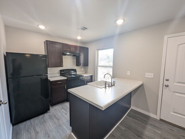Building Photo - 2 Bedroom • 2 Bathroom • Triplex Unit in S...