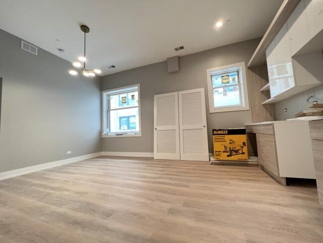 Building Photo - 1 bedroom in Chicago IL 60657