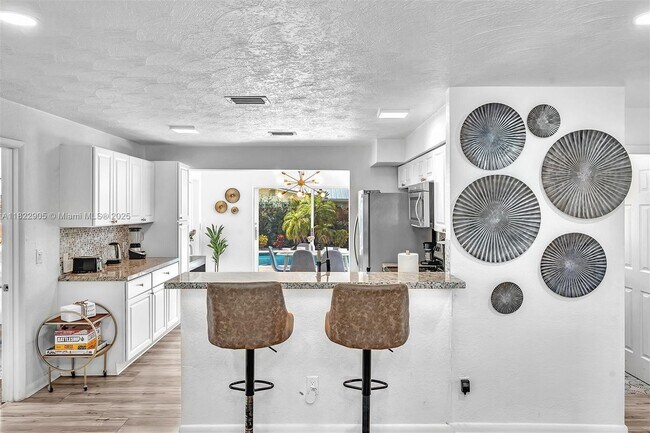 Building Photo - 4633 SW 28th Ave