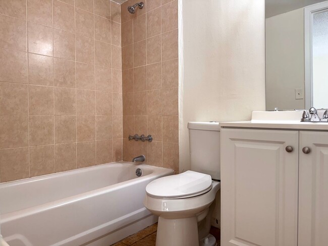 Building Photo - Updated One Bedroom, One Bath Apartment in...