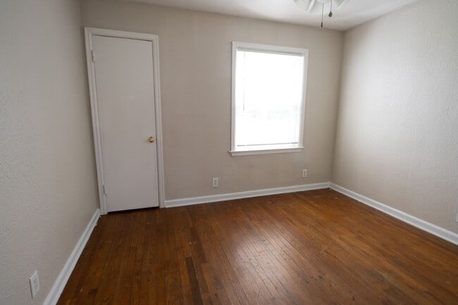 Building Photo - 2 bed 1 bath w loft