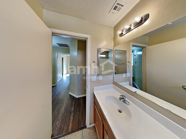 Building Photo - 1172 E Elm Rd