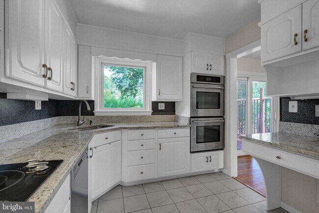 Building Photo - 8905 Valley Forge Dr