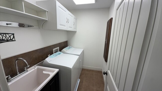 Building Photo - 4807 Manhasset Dr