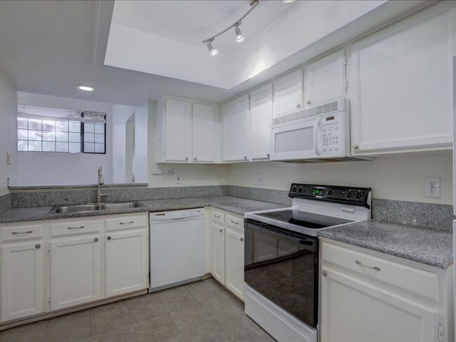 Building Photo - 2 Bedroom, 2 Bath