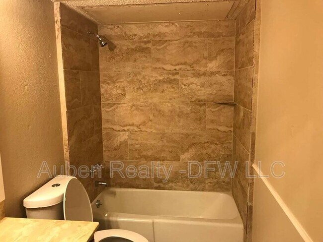 Building Photo - 1131 Suburban Dr