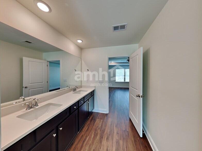 Building Photo - 231 Pecan Dr