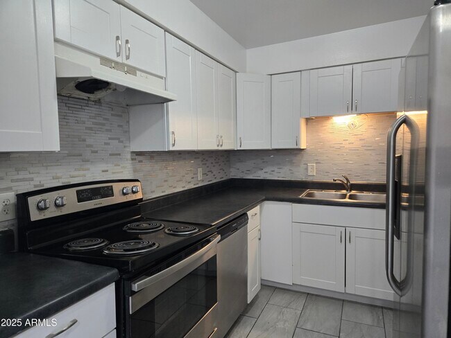 Building Photo - 2415 W Hazelwood St