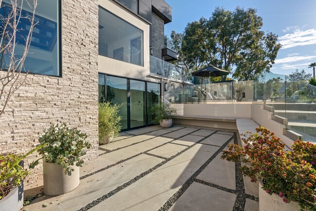 Building Photo - Prestigious Hollywood Hills Home for Rent