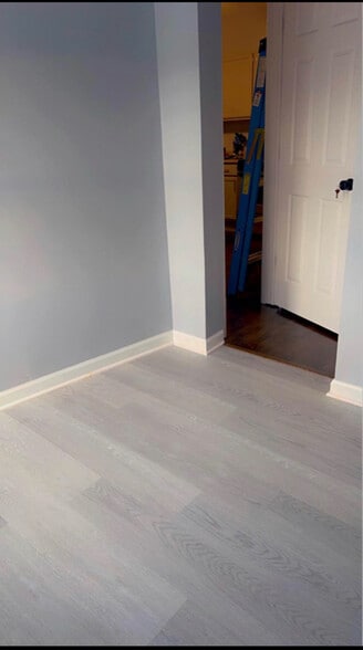 Primary Photo - 3850 N Newcastle Ave