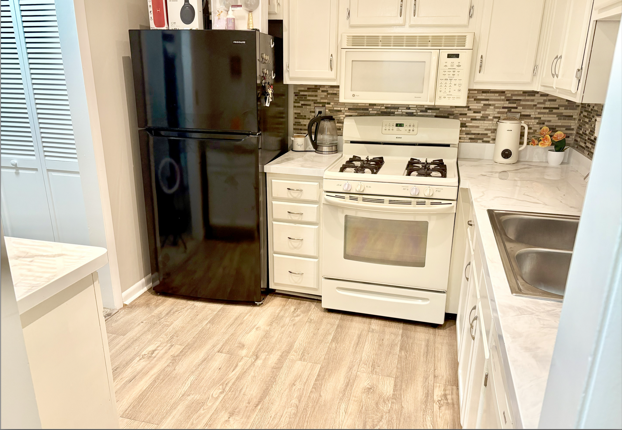 Building Photo - 421 Woodview Ln