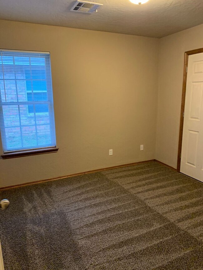 Building Photo - 3 bedroom, 2 bathroom, 2 car garage