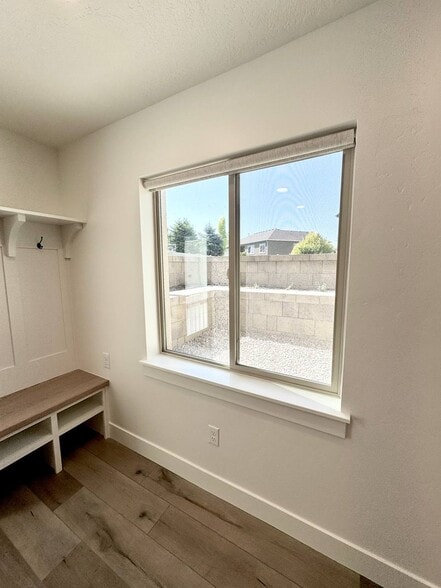Building Photo - 698 S Lake View Dr