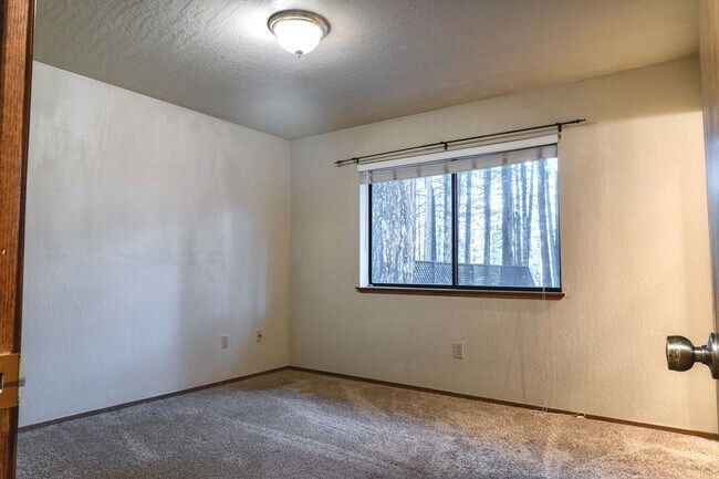 Building Photo - Centrally Located 3 Bedroom House with Fully Fenced in Backyard- Pet Friendly!