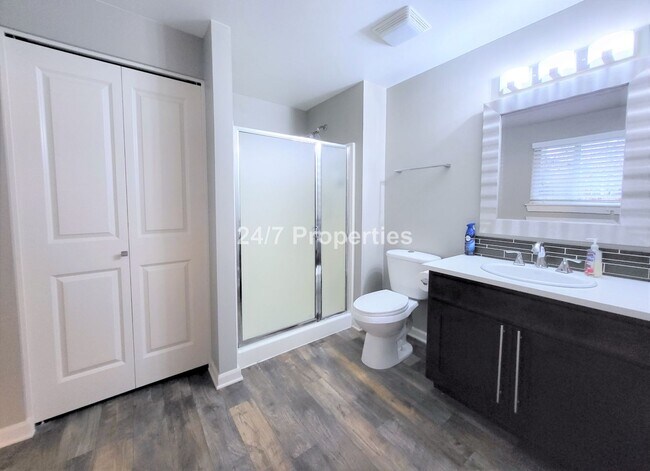 Building Photo - Single Level 3 BD | 2 BA w/ Backyard + Cov...