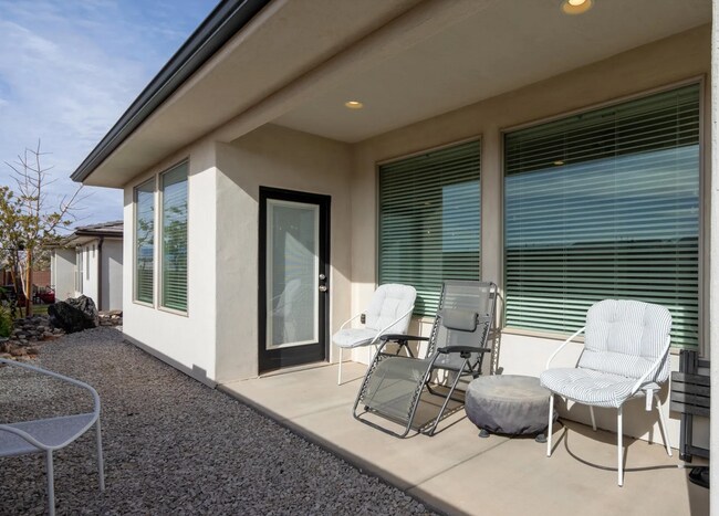 Building Photo - 3094 Fuchsia Dr