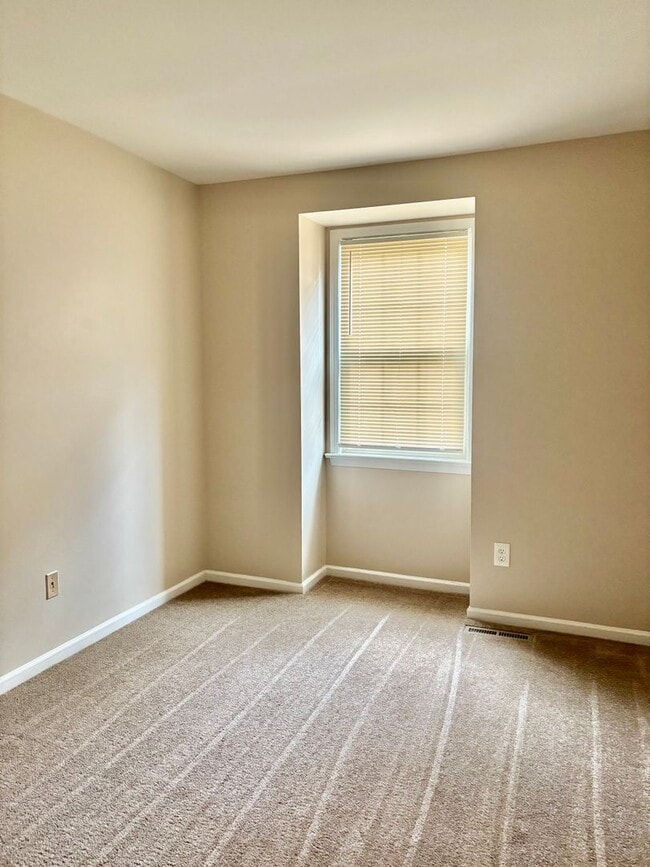 Building Photo - 3 bedroom/1.5 bathroom-Courthouse Green
