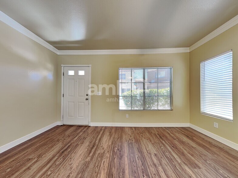 Building Photo - 8713 Sandringham Ave