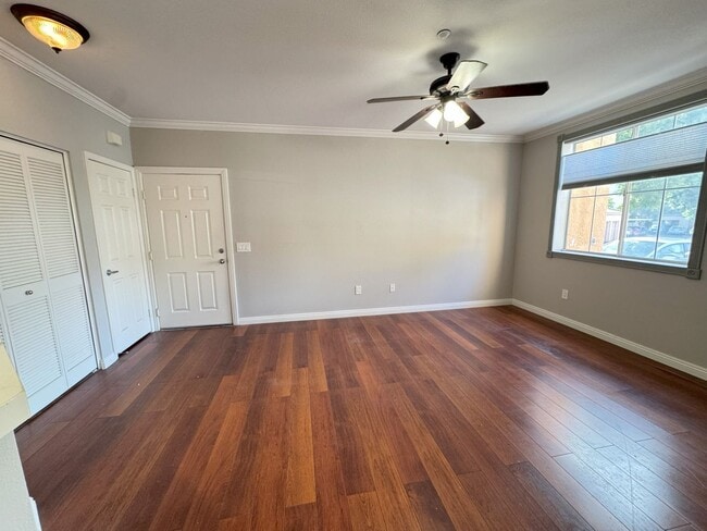 Building Photo - One bedroom one bathroom Carmel Point condo