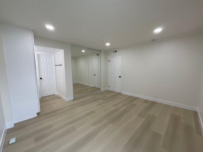 Building Photo - Villa Pacific: Remodeled 2 Bedroom 1.5 Bath Attached Townhouse,
