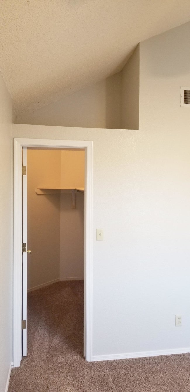Building Photo - 6928 Crown Ridge Dr