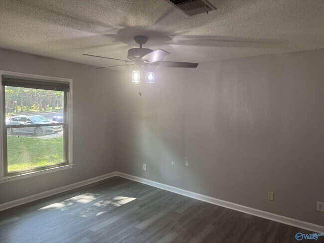 Building Photo - 2071 Woodlawn Dr SW