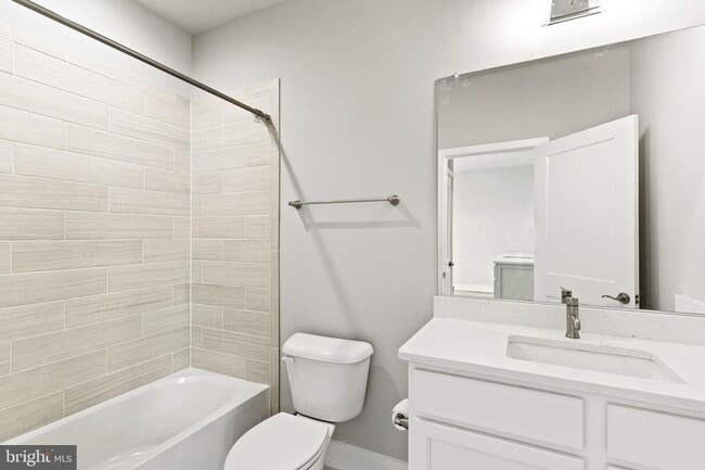 Building Photo - This beautiful modern 3 bed 4 1/2 bath tow...