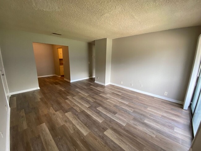 Building Photo - Lovely 1 bedroom condo in South Nashville! Private Balcony!