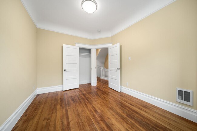 Building Photo - Remodeled pet friendly 1BR w/ shared roof deck, new kitchen, laundry