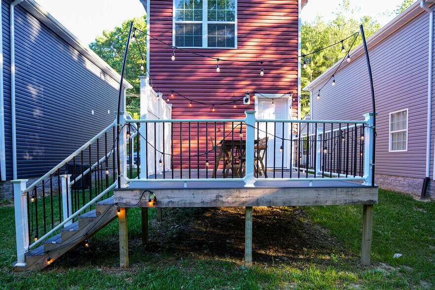 Building Photo - 1027 W 5th St