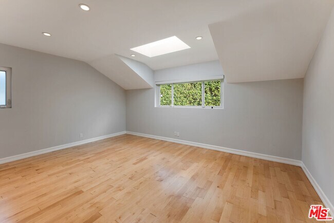 Building Photo - 1617 Roscomare Rd