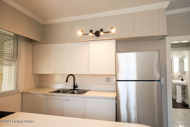 Building Photo - 208 Pope St