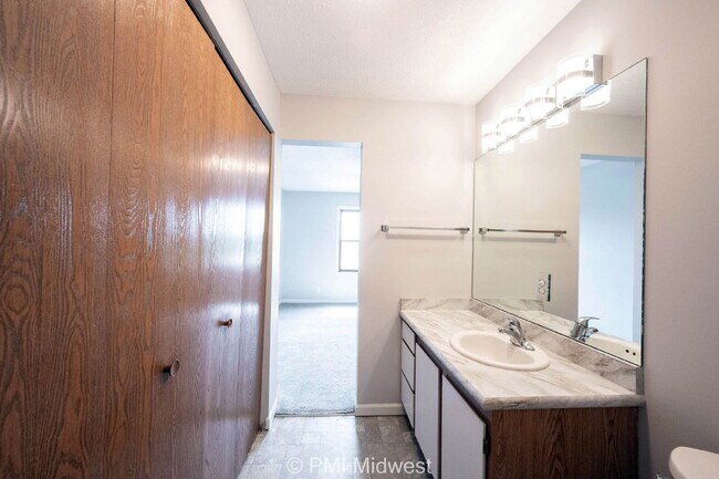 Building Photo - "Charming 2-Bed Oasis with 1.5 Baths in Sh...