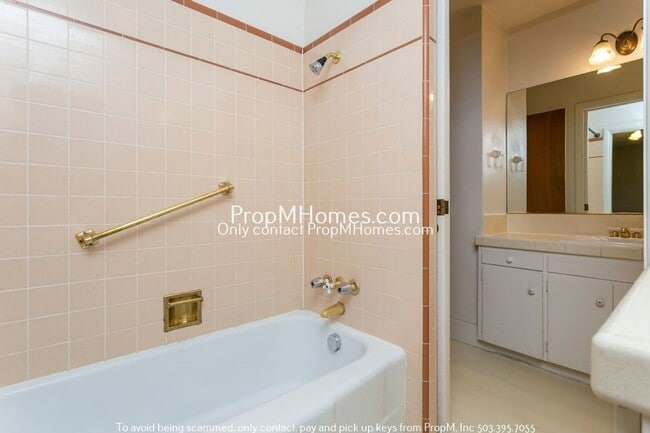Building Photo - Spacious Mid-Century Three Bedroom Home In Woodstock!